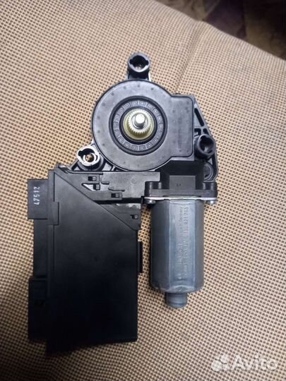 Ауди А 4 В7 моторчик стеклоподьемника водительской