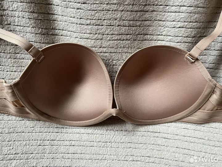 Телесный бюстгалтер бренда 