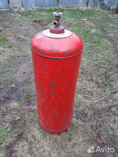 Газовый баллон с тележкой к нему и кузовом