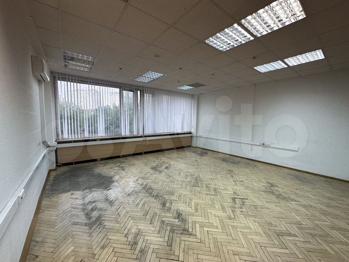 Офис с большими окнами, 145.03 м²