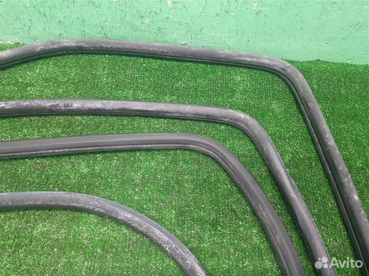 Уплотнитель проема двери(комплект) Suzuki Ignis 2