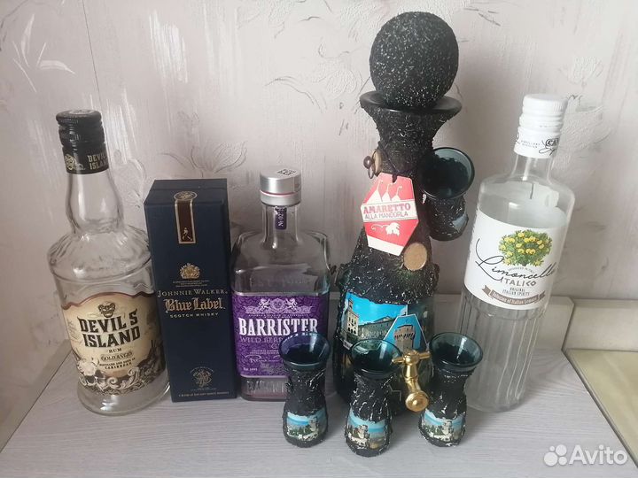 Пустые бутылки и коробки