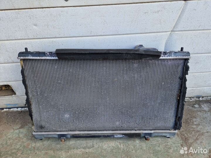 Радиатор охлаждения двигателя lexus is250
