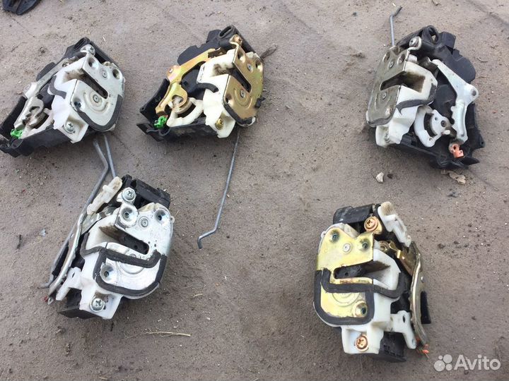 Замок двери Mitsubishi Lancer 9