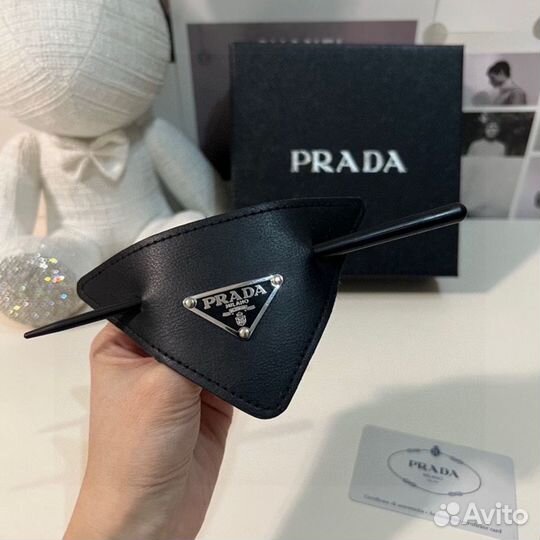 Заколка, галстук Prada