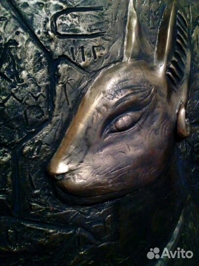 Барельеф картины на стене