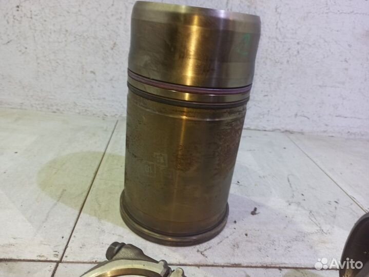 Поршень с шатуном Вольво