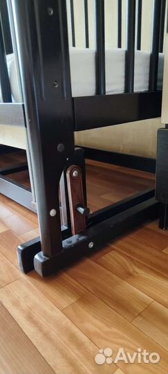 Детская кроватка с поперечным маятником