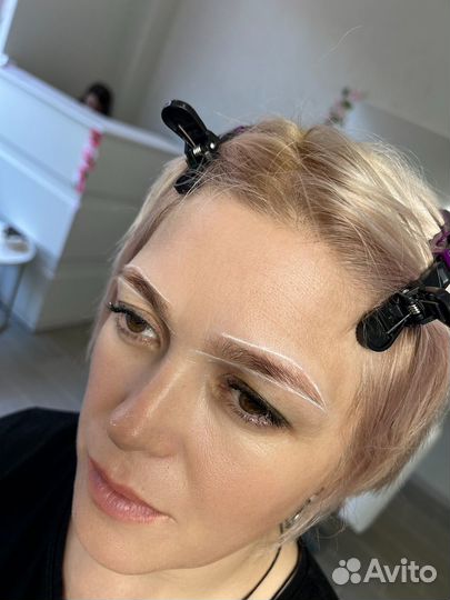 Модель на брови