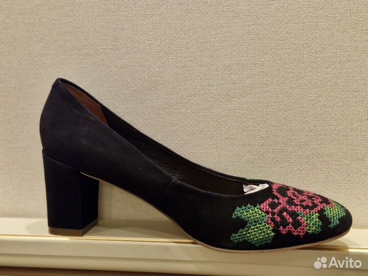 Туфли с вышивкой 39 размер