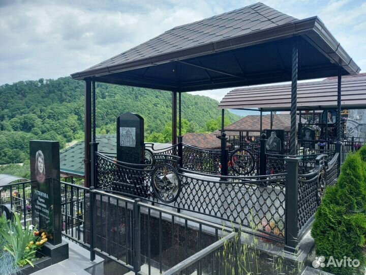 Ограды на кладбище, крыши. Металл и ковка