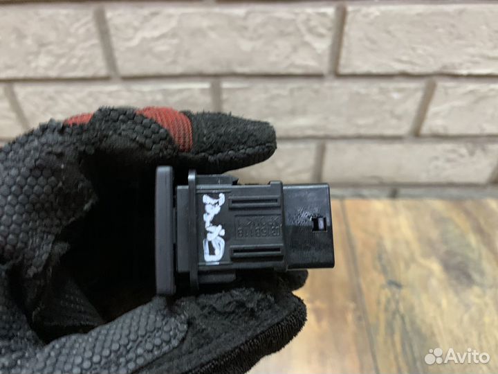 Lexus GX460 Кнопка открывания лючка бензобака