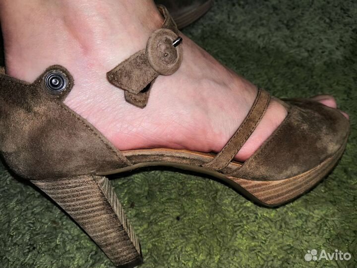 Продам босоножки