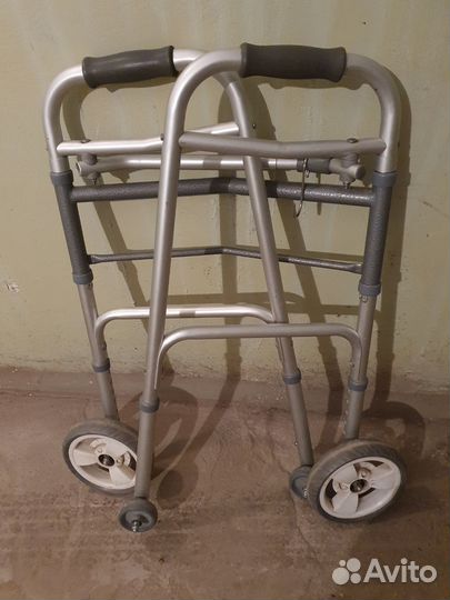 Ходунки для взрослых на колесах