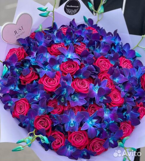 Космическое сочетание орхидей и малиновых роз