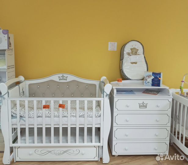 Детская кроватка и пеленальный комод