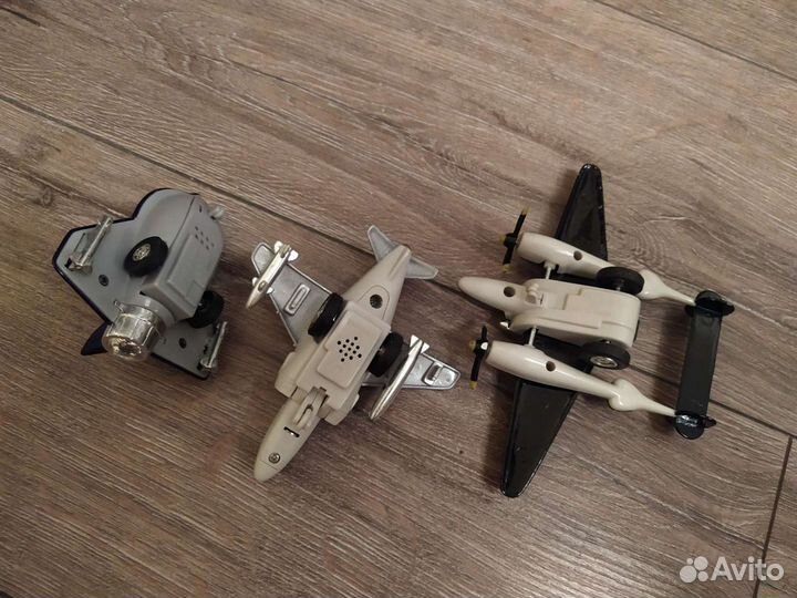 Три военных самолёта