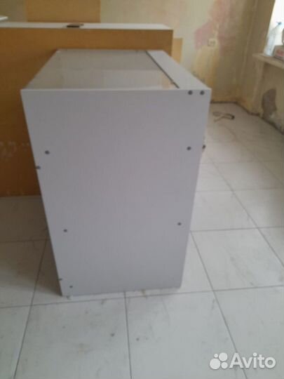 Тумба-витрина с полками и стеклом