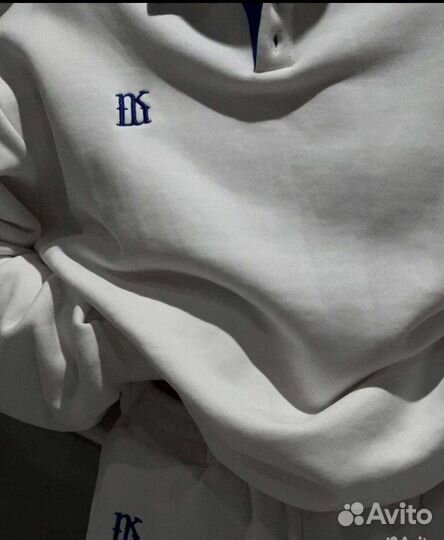 Женский спортивный костюм