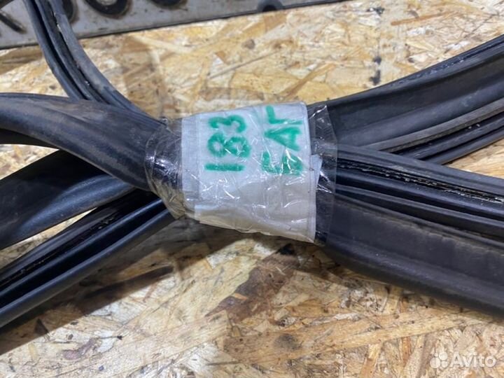 Уплотнитель двери Audi A5 купе 2.0 2010