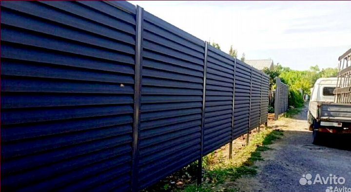 Металлический забор из штакетника, жалюзи, ранчо