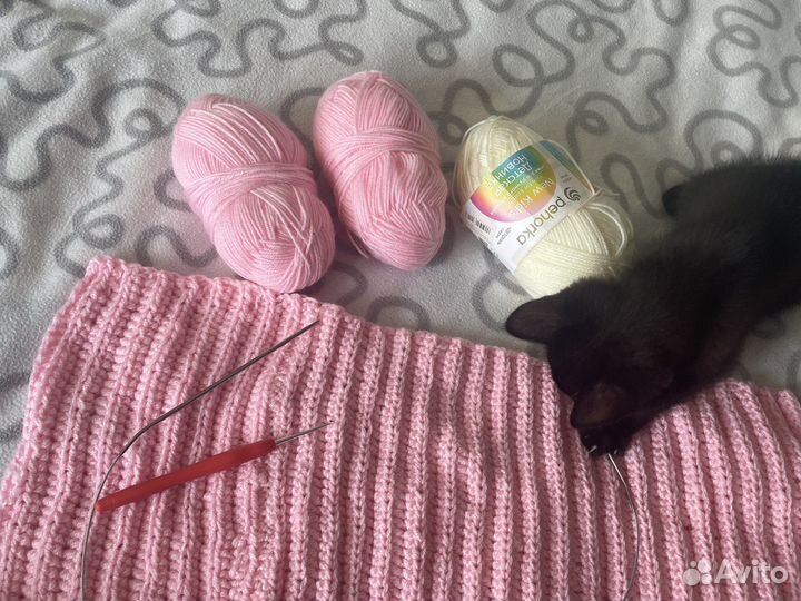 Пряжа, спицы и крючок для вязания