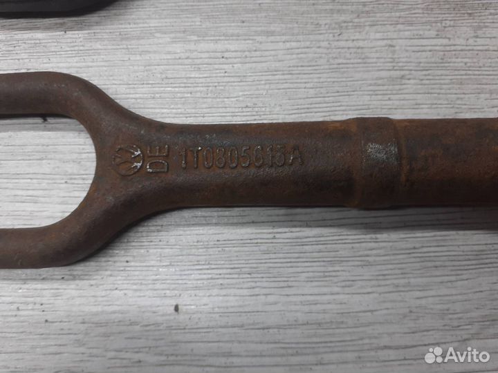 Крюк буксировочный VAG