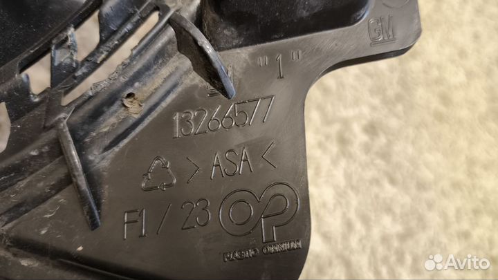 Решетка радиатора opel astra j ориг с дефектом