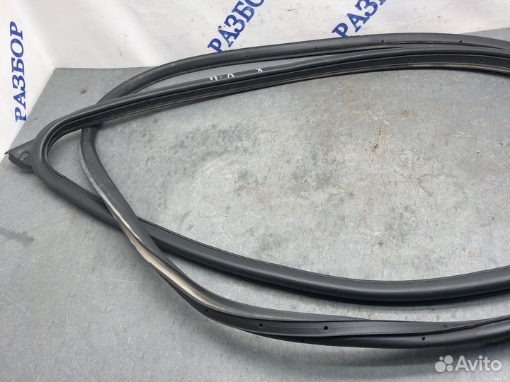 Пер Лев резинка двери lancer 10