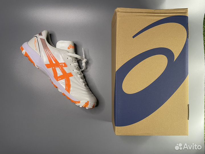 Футбольные шиповки asics