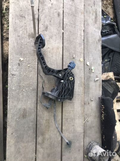 Педаль сцепления на Поло седан 2014г.в