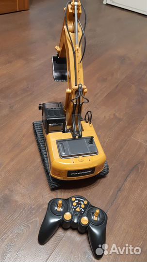 Экскаватор на радиоуправлении pilotage