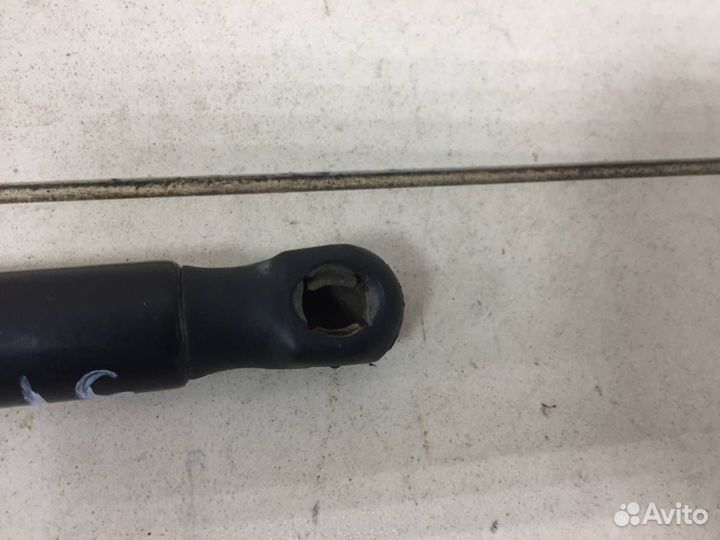 Амортизатор двери багажника Renault Duster 2012