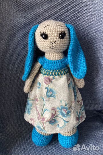 Вязаная игрушка зайка амигуруми