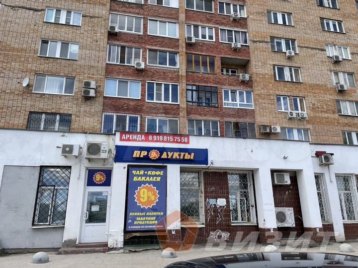 Помещение с отдельным входом и большими окнами