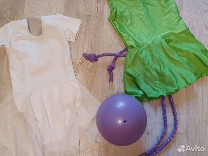 Купальник для гимнастики, мяч и скакалка