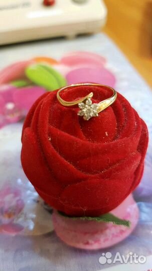 Кольцо с бриллиантом