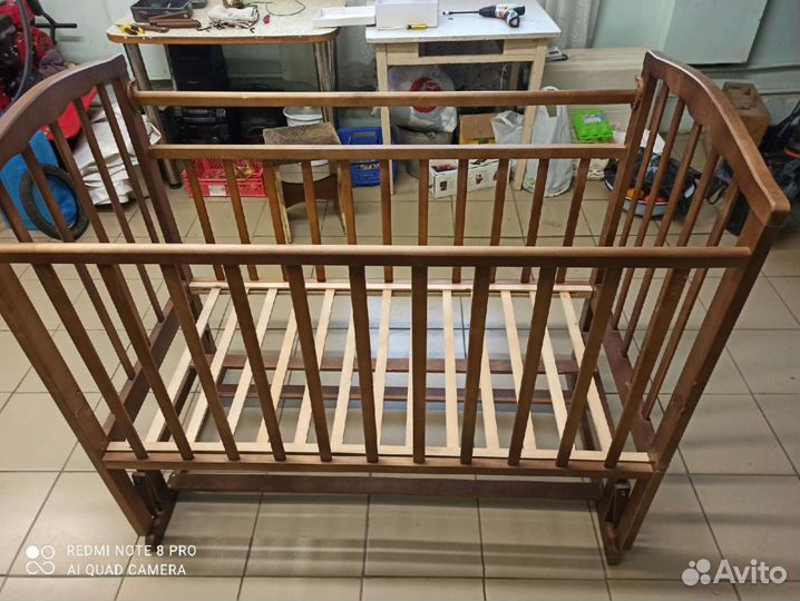 Детская кроватка с маятником