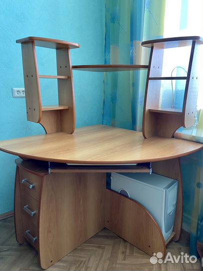 Компьютерный стол угловой с полками