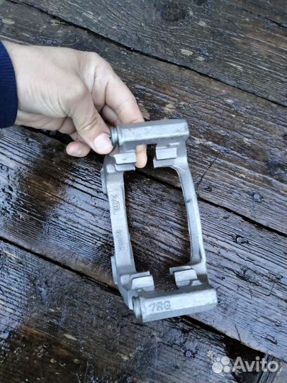 Скоба суппорта задняя Фольксваген Тигуан