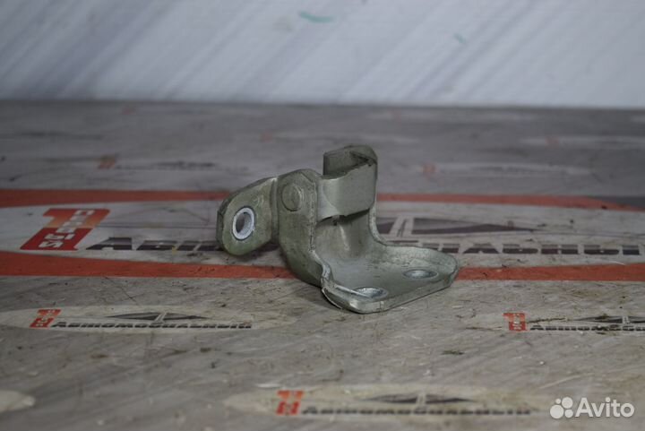 Петля дверная низ перед право c Toyota Vitz SCP90