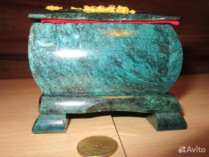 Шкатулка и настенные тарелки лфз