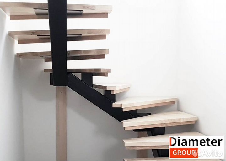 Установка широкой лестницы на ломаном косоуре