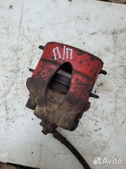 Суппорт передний правый Фольксваген гольф 4