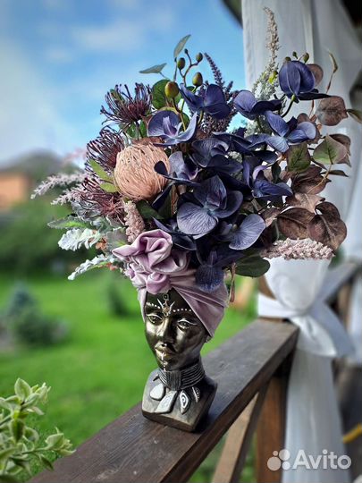 Гипсовое кашпо с искусственным цветами