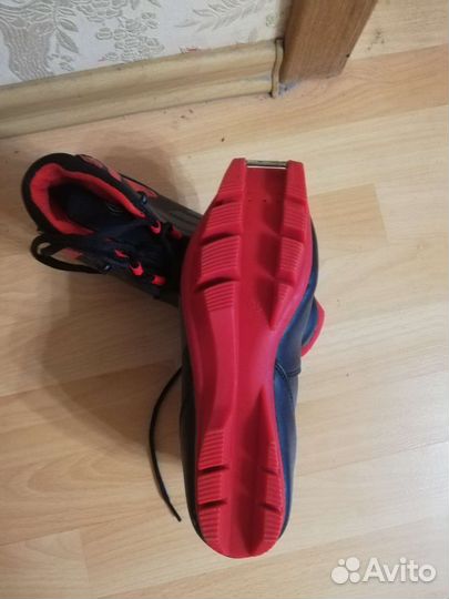 Лыжи детские с палками. Лыжные ботинки 37 SNS