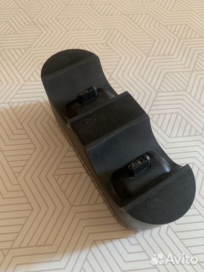 Оригинальное зарядное устройство для геймпадов PS4