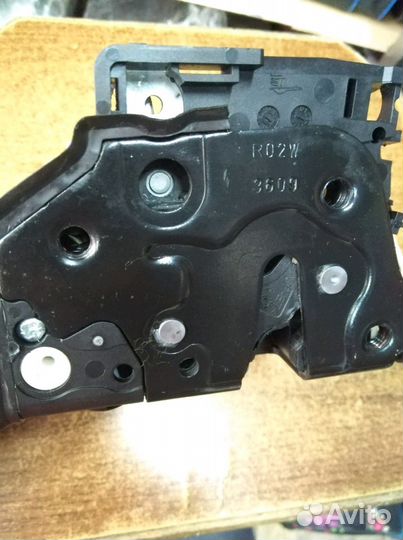 Замок двери на пассат б6