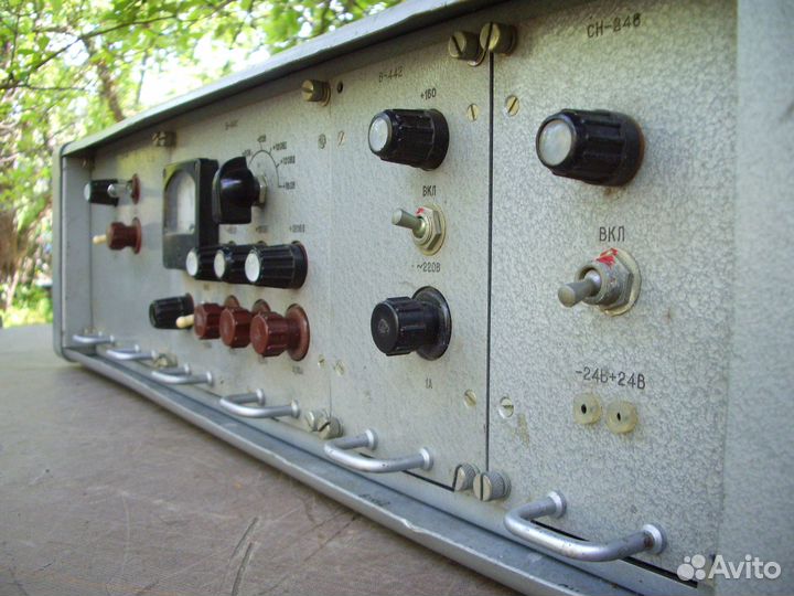 Из кунга армейской радиостанции стойка коммутации