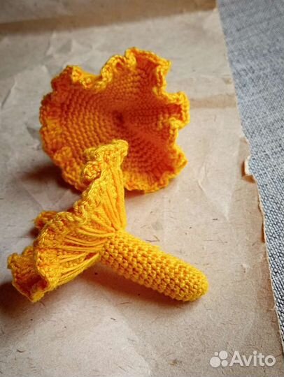Гриб лисичка игрушка вязанная елочная